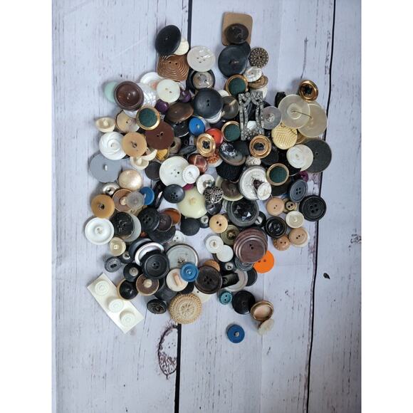 Vtg Mixed Lot All Types Buttons 188 Pieces Wood Metal Plastic Small To Large - Picture 1 of 12
